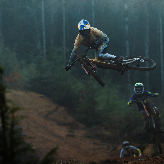 Vali Höll beim Biken im Wald