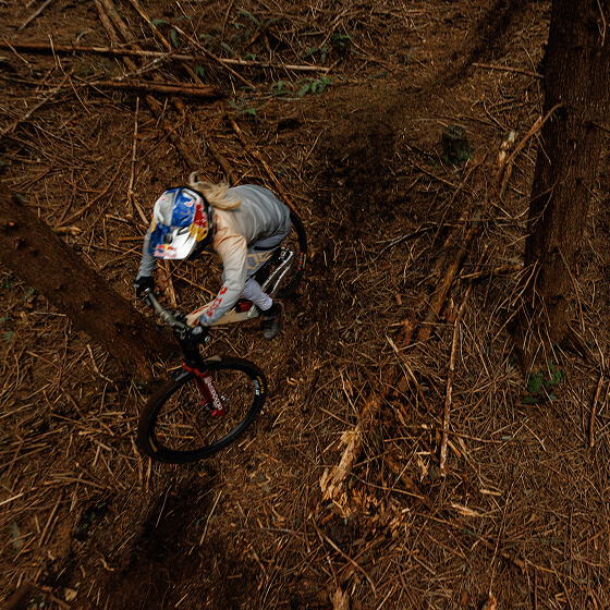 Vali Höll beim Biken im Wald