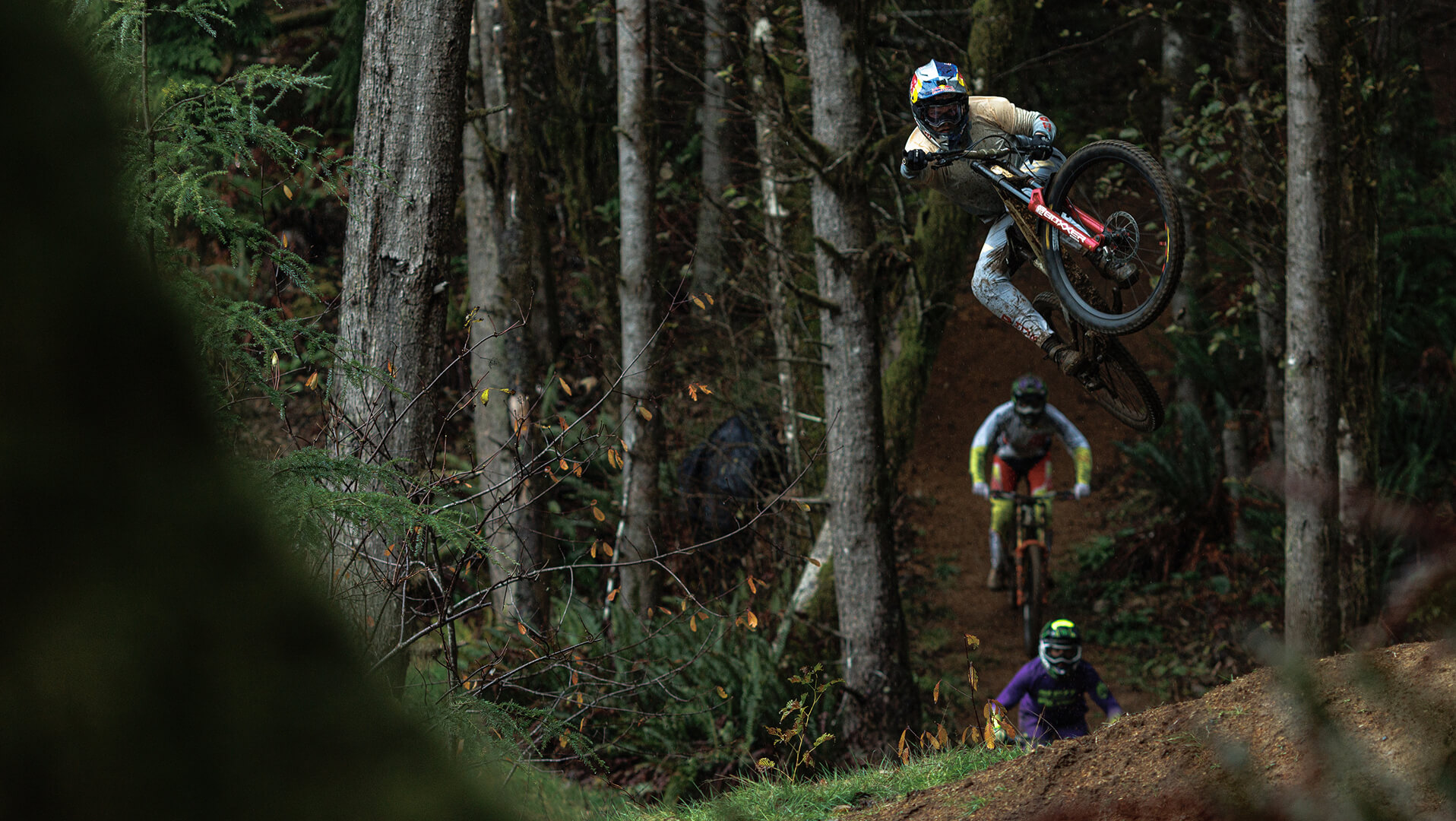 Vali Höll beim Biken im Wald