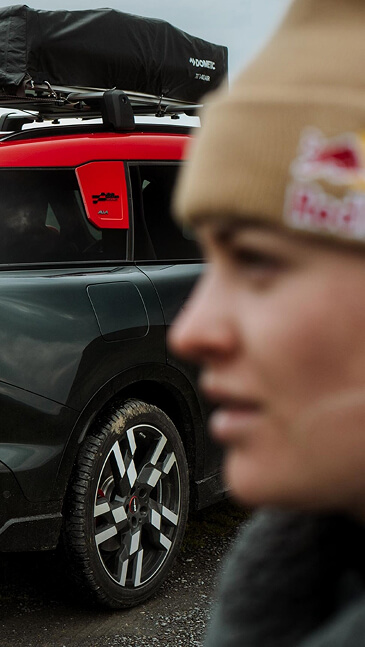 Vali Höll mit Mini im Hintergrund