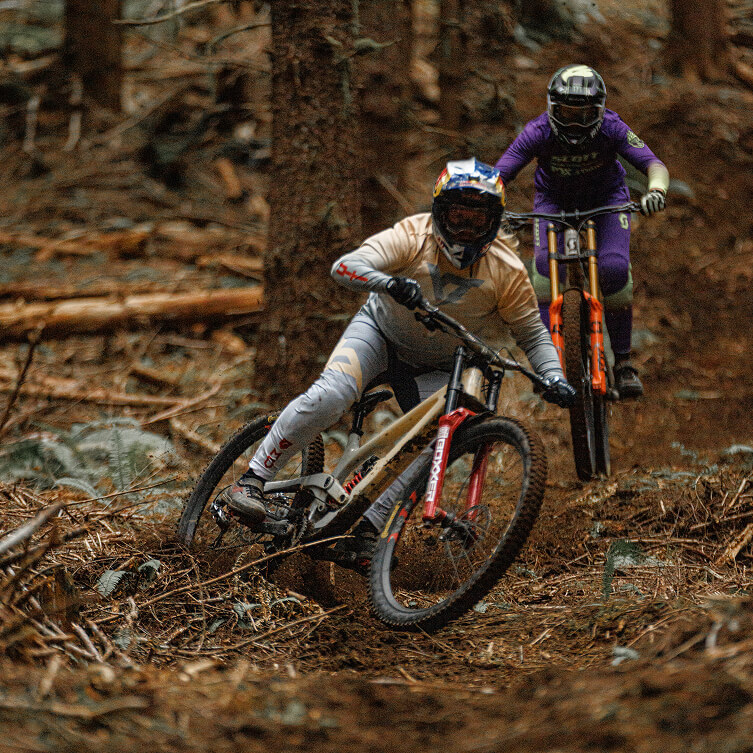 Vali Höll mit Bike im Wald