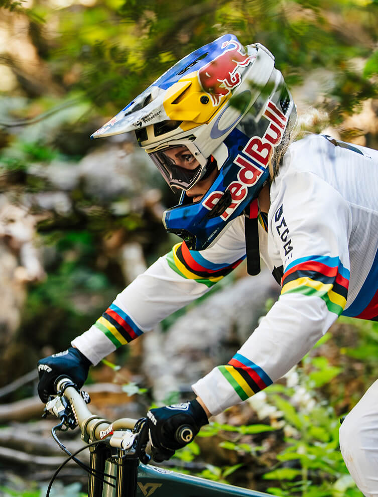Vali Höll beim Downhill Mountainbiken