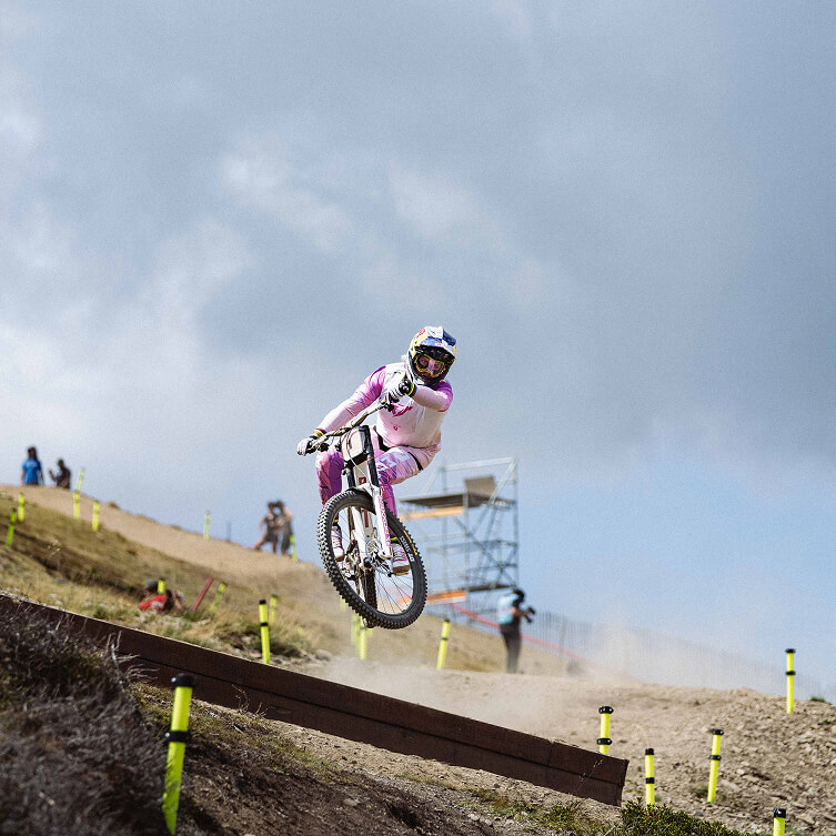Vali Höll mit Bike