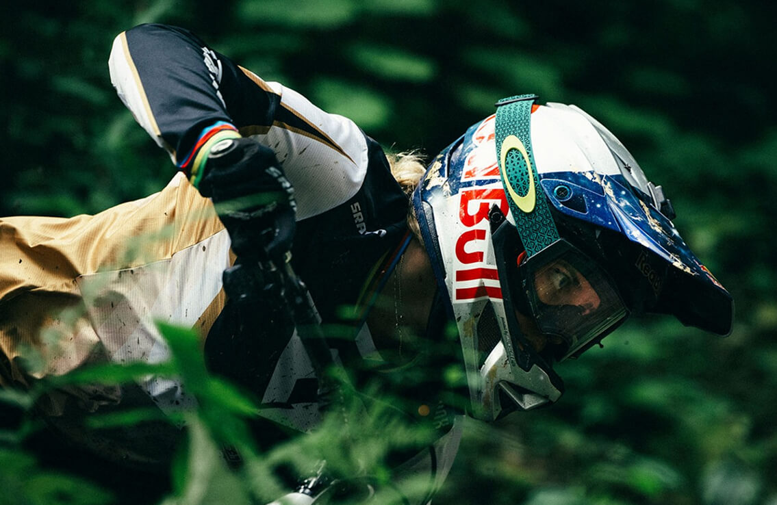 Vali Höll beim Downhill Mountainbiken