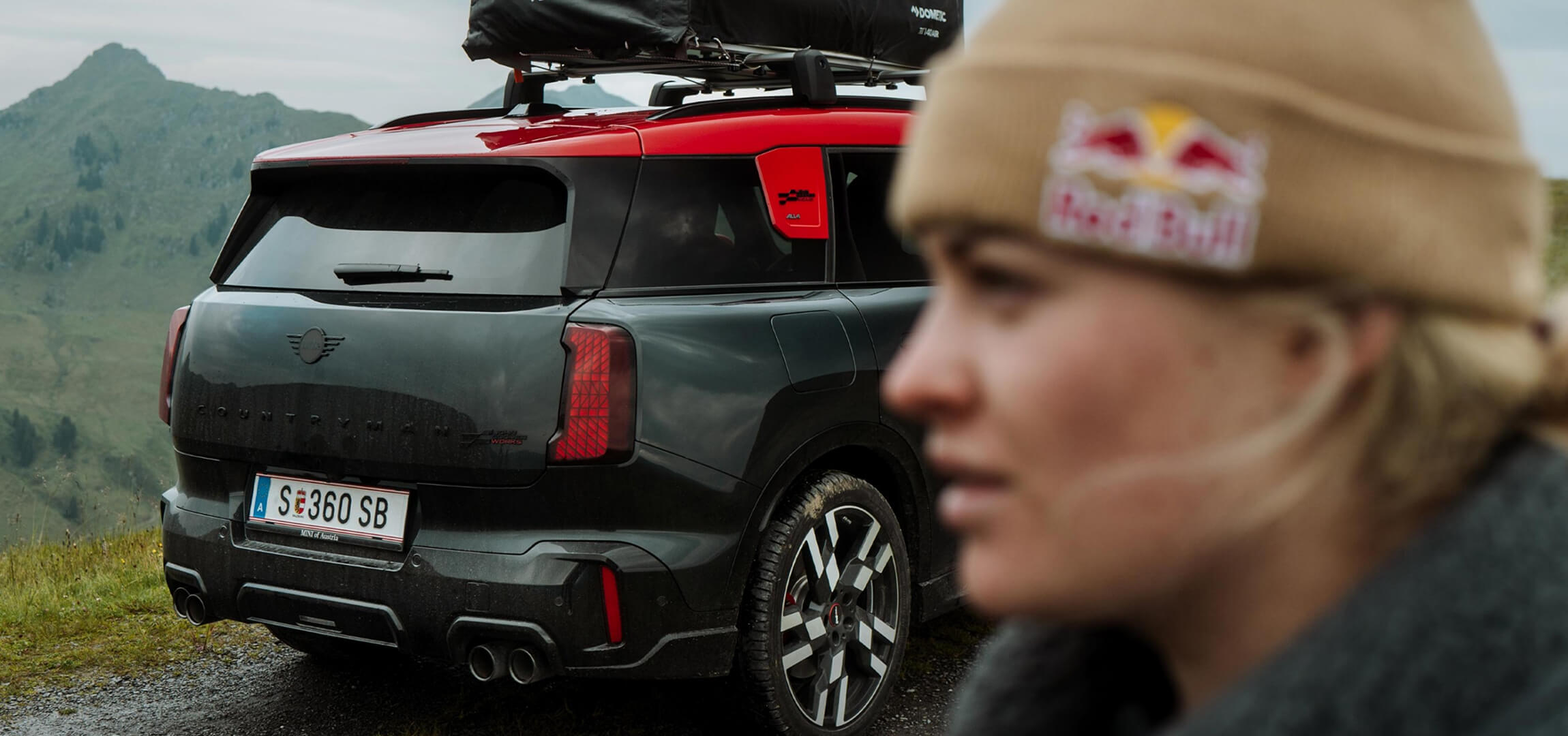 Vali Höll mit Mini im Hintergrund