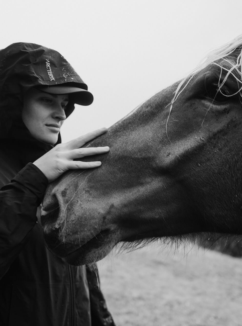 Vali Höll mit Pferd
