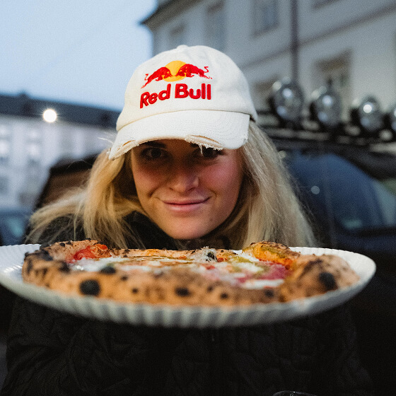 Vali Höll mit Pizza