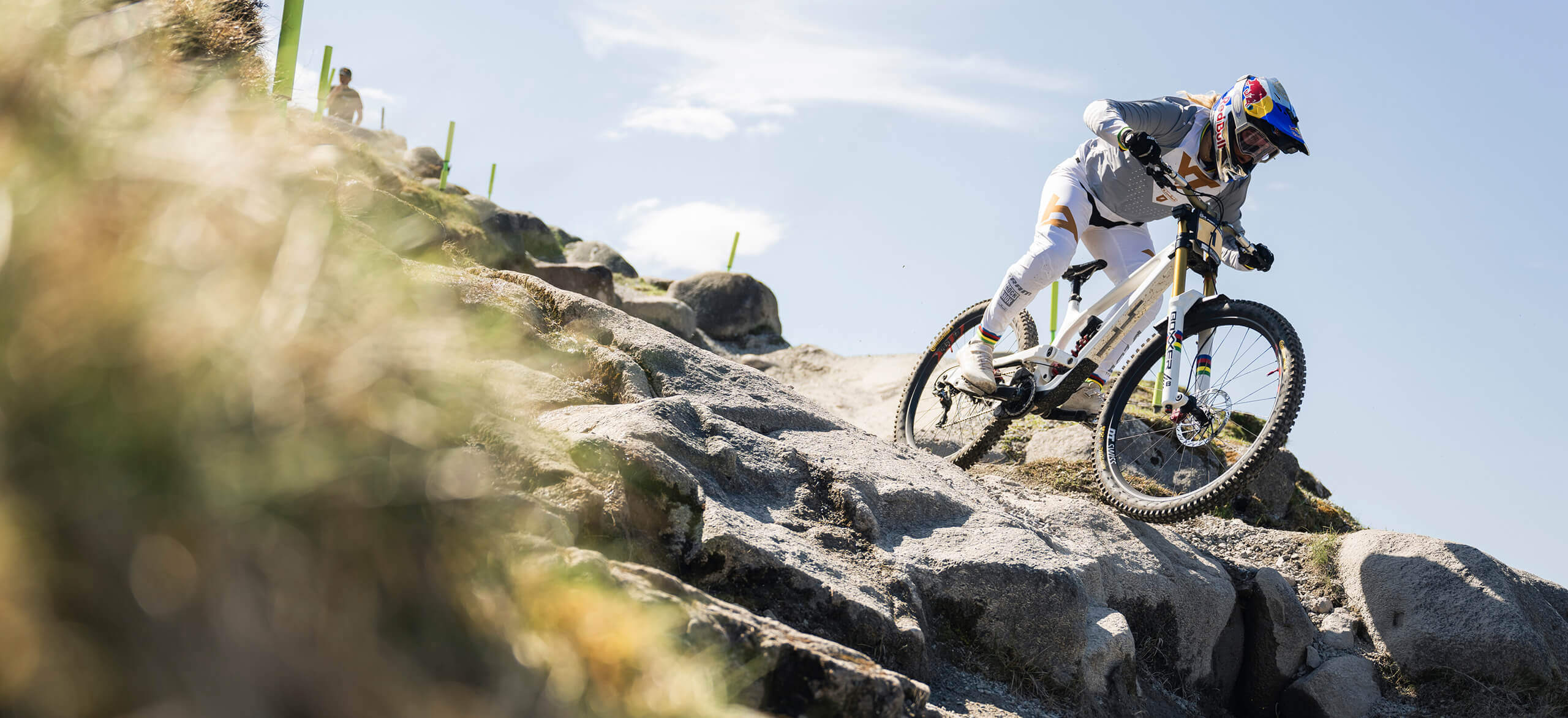 Vali Höll beim Downhill Mountainbiken