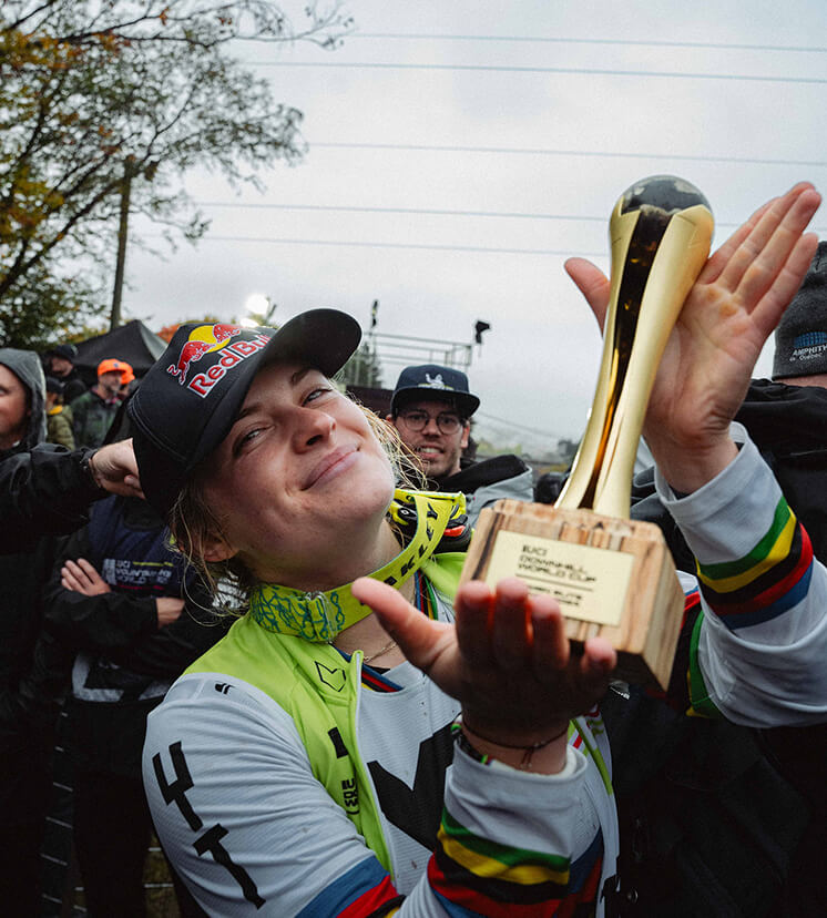 Vali Höll mit Pokal