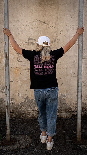 Vali Höll mit Merch T-Shirt