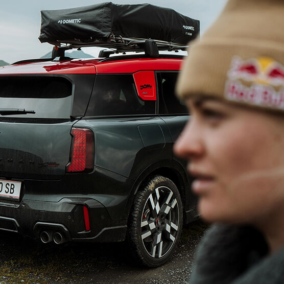 Vali mit Mini im Hintergrund