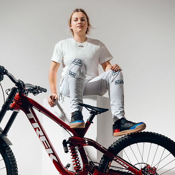 Vali Höll mit Füßen auf dem Bike