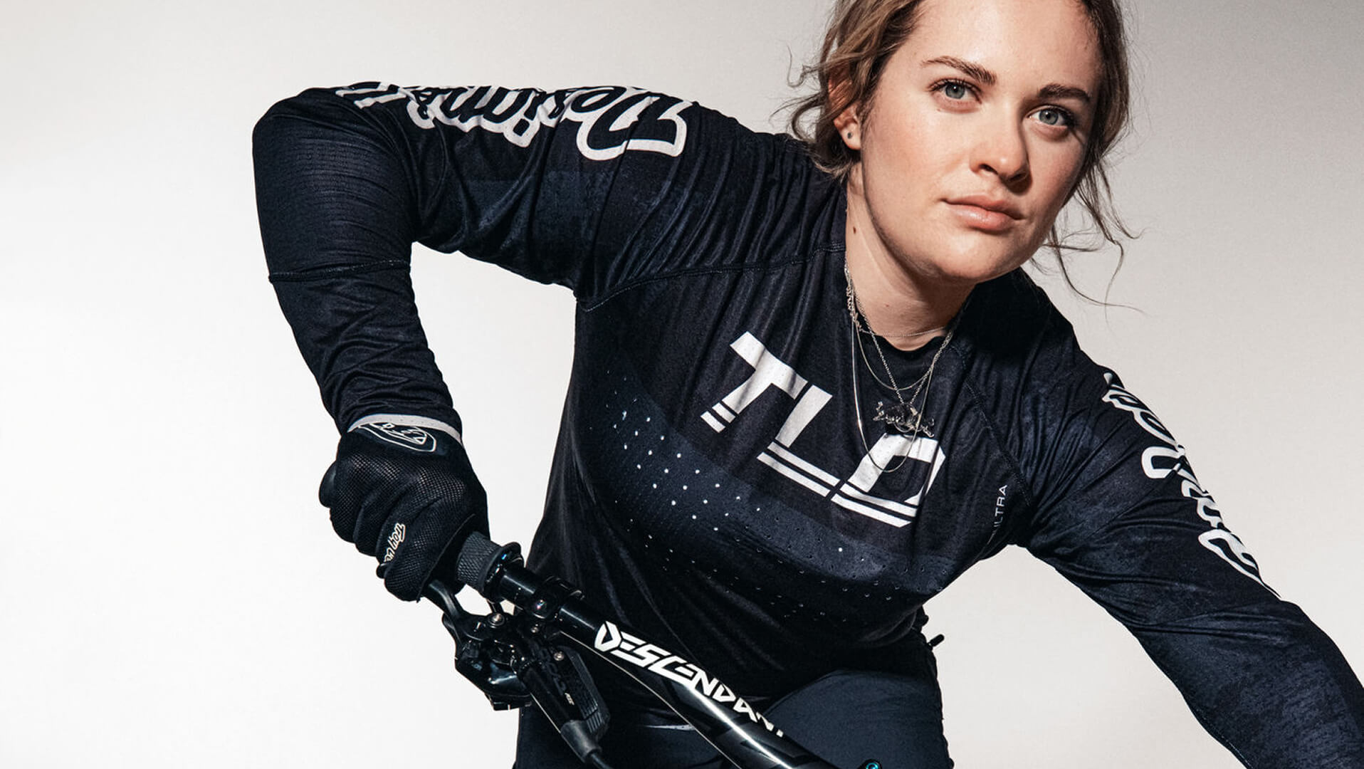 Vali Höll posed mit Bike