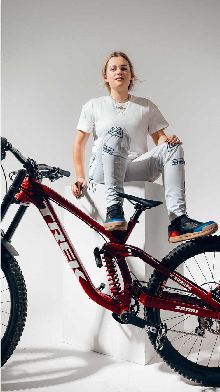 Vali Höll posed mit Bike