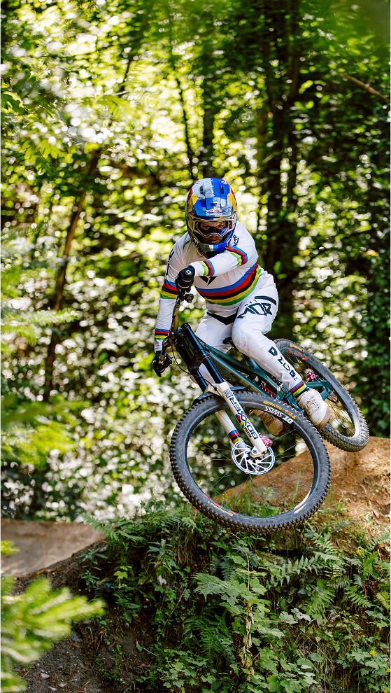 Vali Höll mit Bike im Wald