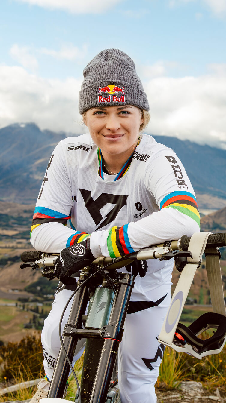 Vali Höll Portrait mit Bike