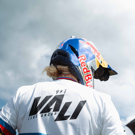 Vali Höll - Portrait mit Helm
