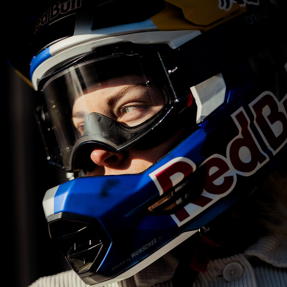 Vali Höll - Portrait mit Helm